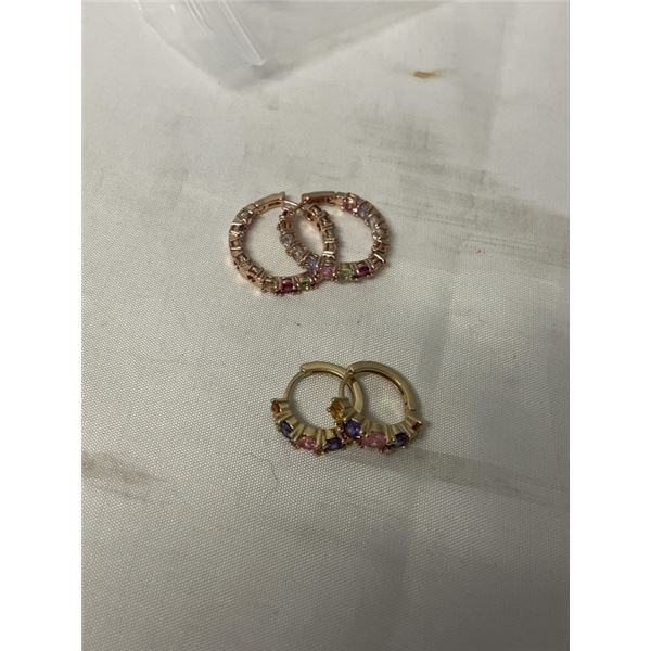 2 PAIRS OF GOLD COLOUR W/ VARIOUS STONES HOOP EARRINGS, EXCELLENT CONDITION, NO MARKS