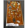 Image 1 : TRAY OF VINTAGE FLOWER BROOCHES