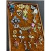 Image 3 : TRAY OF VINTAGE FLOWER BROOCHES