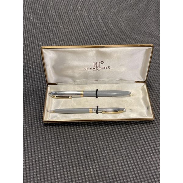 VINTAGE CASED PENCIL AND FOUNTAIN PEN SET - PEN HAS 14K GOLD NIB