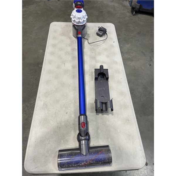 DYSON V8 CORDLESS VACUUM WITH CHARGER, WORKING
