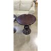 Image 3 : PAIR OF ROUND ACCENT TABLES