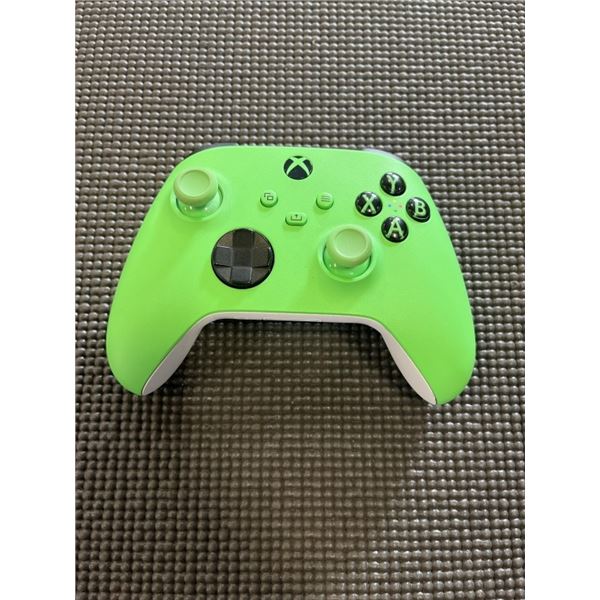 XBOX WIRELESS CONTROLLER - TESTED WORKING, RETAIL $74