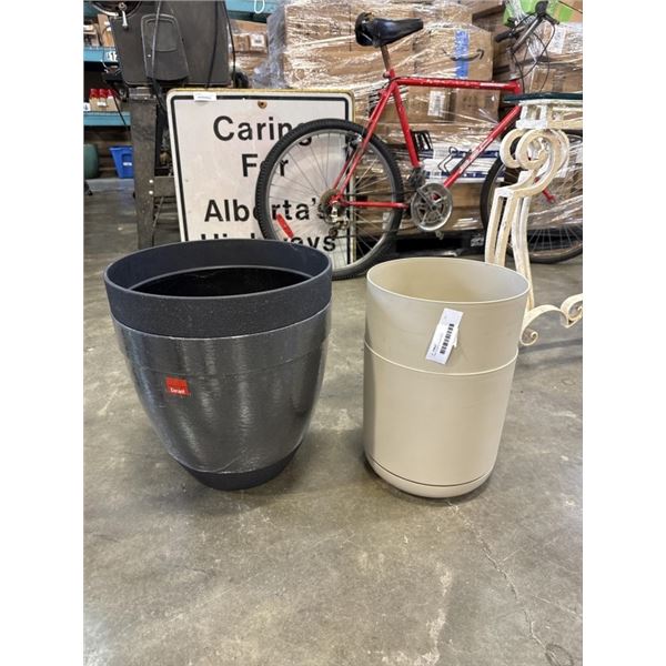 4 NEW PLASTIC PLANTERS