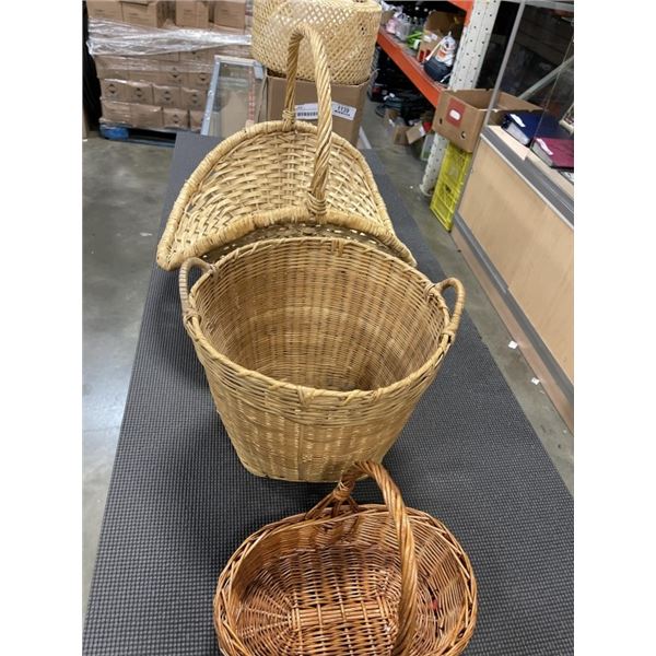 3 WICKER BASKETS AND WICKER TABLE LAMP
