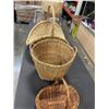 Image 1 : 3 WICKER BASKETS AND WICKER TABLE LAMP
