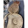 Image 4 : 3 WICKER BASKETS AND WICKER TABLE LAMP