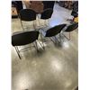 Image 4 : 5 BLACK PLASTIC STACKING CHAIRS