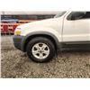 Image 13 : PARKSVILLE - 2006 FORD ESCAPE, WHITE, 258420 KMS, FOUR WHEEL DRIVE. - JC73909