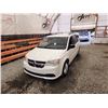 Image 4 : PARKSVILLE - 2013 DODGE CARAVAN, WHITE, 179891 KMS, FRONT WHEEL DRIVE. - D702426