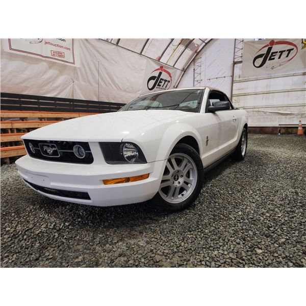 PARKSVILLE - 2007 FORD MUSTANG, WHITE, 174702 KMS, REAR WHEEL DRIVE. - D267925