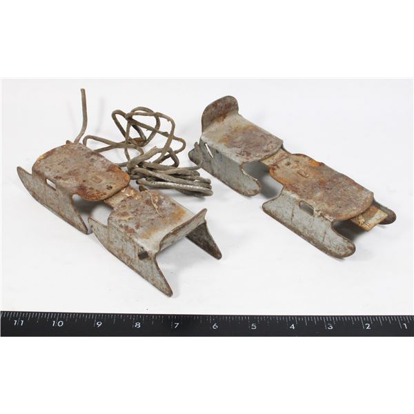 VINTAGE METAL ICE SKATES