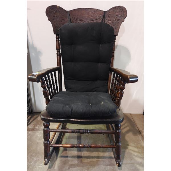 ANTIQUE VINTAGE ROCKING CHAIR