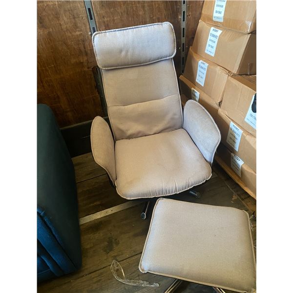 626 -- LOUNGE CHAIR WITH FOOT STOOL