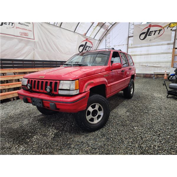 PARKSVILLE - 1994 JEEP CHEROKE, RED, 216483 KMS, FOUR WHEEL DRIVE. - B344170
