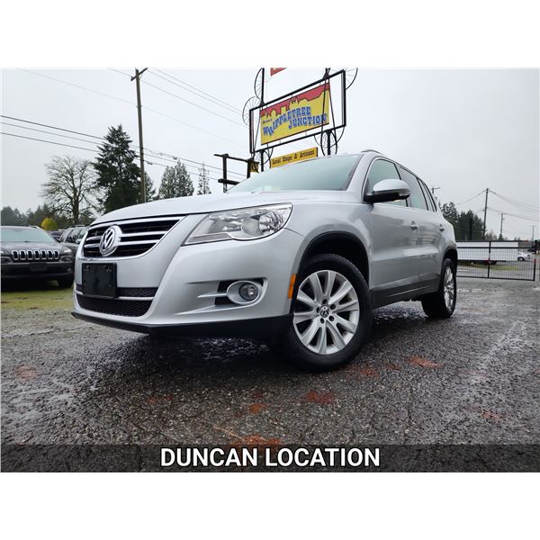 DUNCAN - 2010 VOLKSWAGEN TIGUAN, SILVER, 196600 KMS, ALL WHEEL DRIVE. - D501812