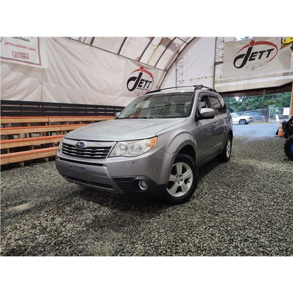 PARKSVILLE - 2010 SUBARU FORESTER, SILVER, 181765 KMS, ALL WHEEL DRIVE. - D779203