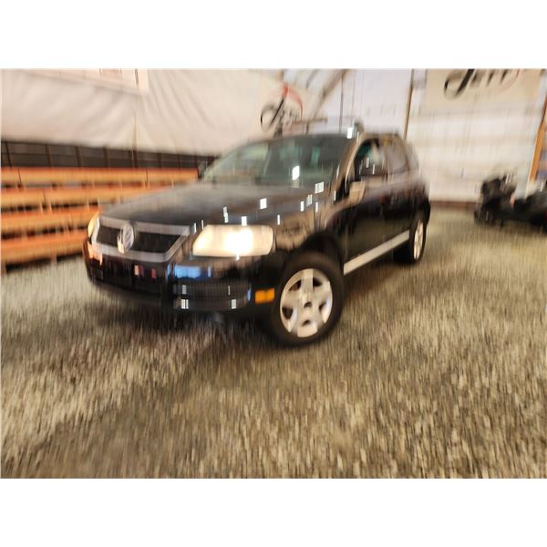 PARKSVILLE - 2004 VW TOUAREG, BLACK, 152592 MILES KMS, ALL WHEEL DRIVE. - D033743