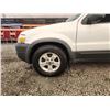 Image 13 : PARKSVILLE - 2006 FORD ESCAPE, WHITE, 258420 KMS, FOUR WHEEL DRIVE. - JC73909