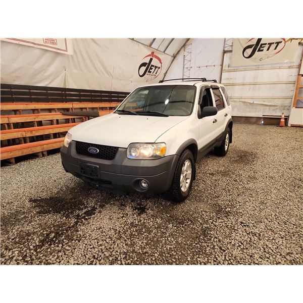 PARKSVILLE - 2006 FORD ESCAPE, WHITE, 258420 KMS, FOUR WHEEL DRIVE. - JC73909
