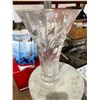 Image 2 : 726 -- PLINTH & VASE