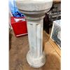 Image 3 : 726 -- PLINTH & VASE