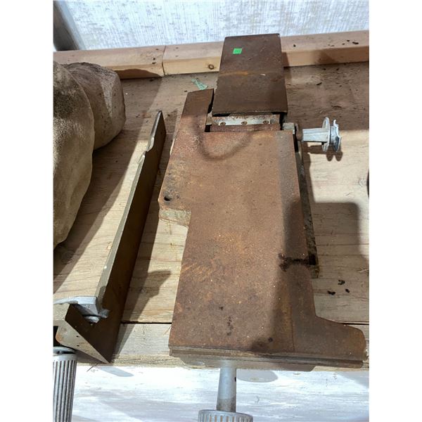 727 -- WOODWORKING VICE