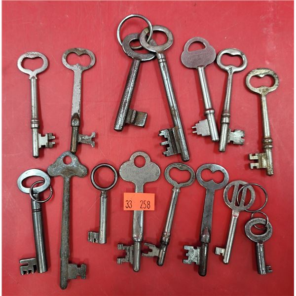Lot of Assorted VTG Keys