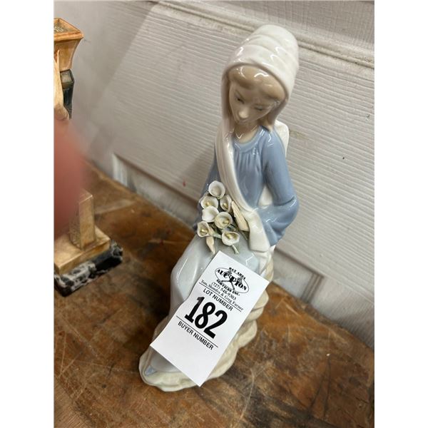 Lladro Girl w/Flowers