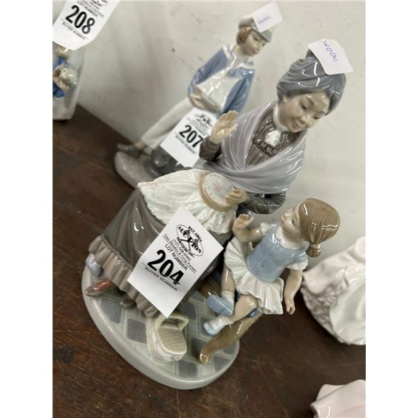 Lladro Grandma w/Granddaughter