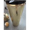 Image 1 : Brass w/Marble Top Pedestal