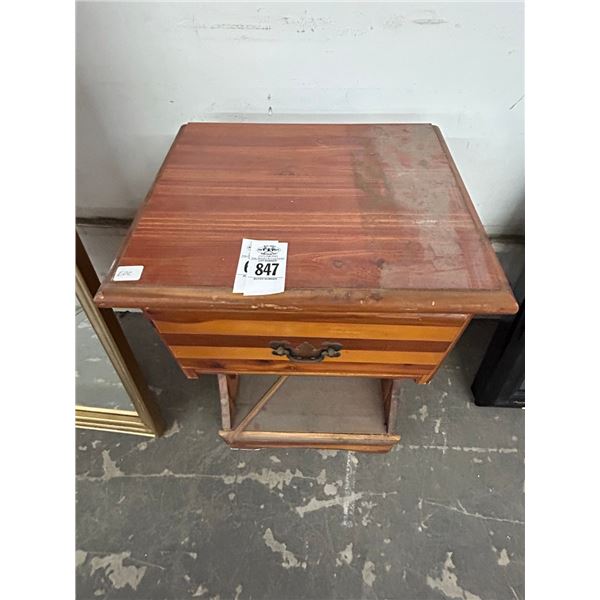 Small Wooden End Table w/Drawer - (Some Damage)
