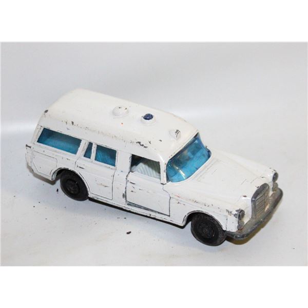 MATCHBOX SUPERKINGS MERCEDES AMBULANCE
