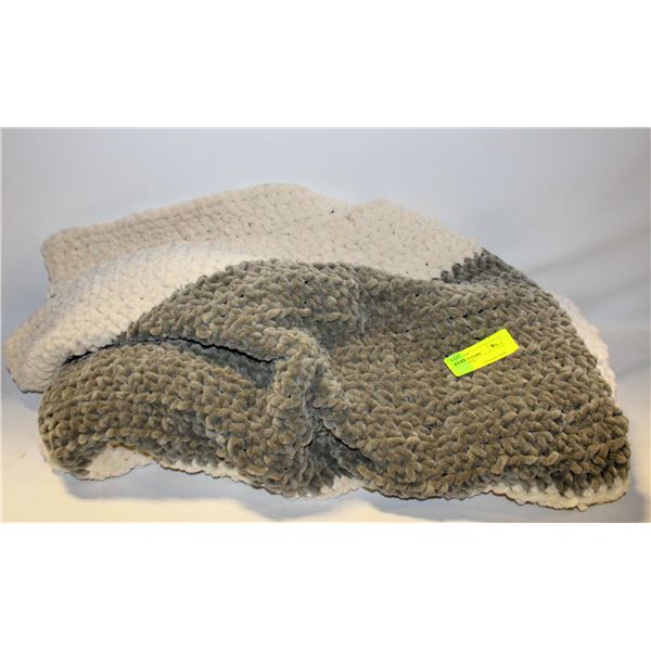 KNITTED THROW