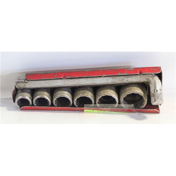 LOT SOCKET WRENCH WITH SOCKETS IN METAL CASE