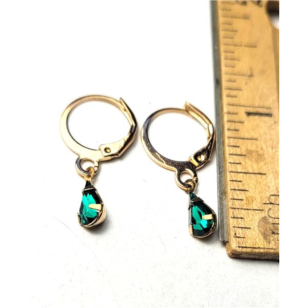 31)  PEAR SHAPED EMERALD GREEN CRYSTAL