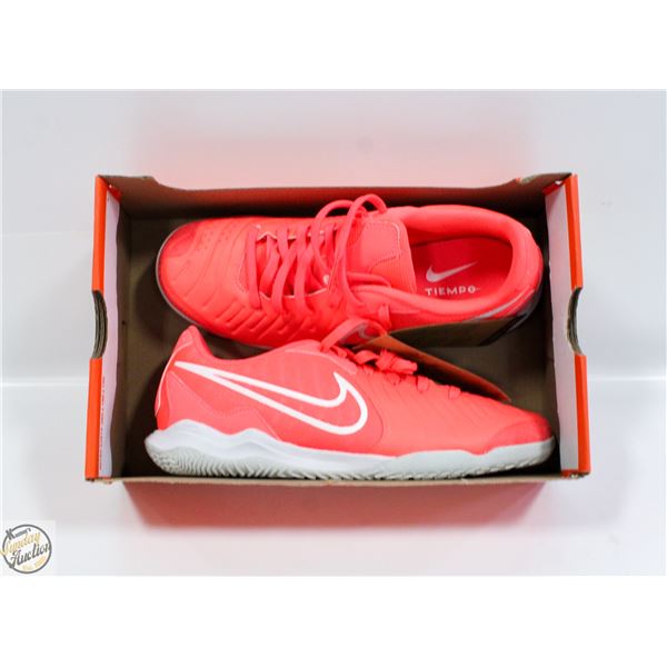 NEW NIKE WOMEN'S LEGEND 10 SIZE 8