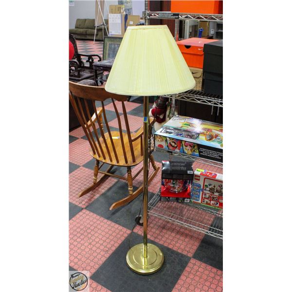 FLOOR LAMP WITH ARTICULATING ARM