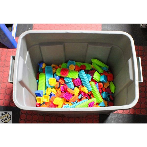 RUBBERMAID TOTE W/BRISTLE BLOCKS BUILDING