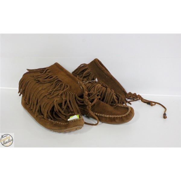 MINNETONKA 7.5 FRINGE MOCASSINS-ESTATE