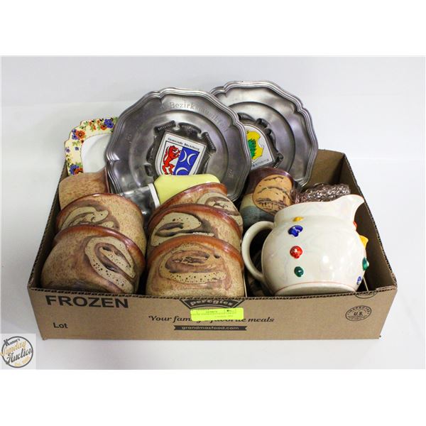 TRAY OF ASSORTED COLLECTIBLIES