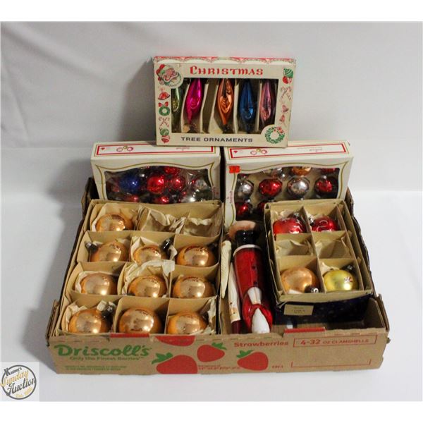 TRAY OF VINTAGE CHRISTMAS ORDIMENTS