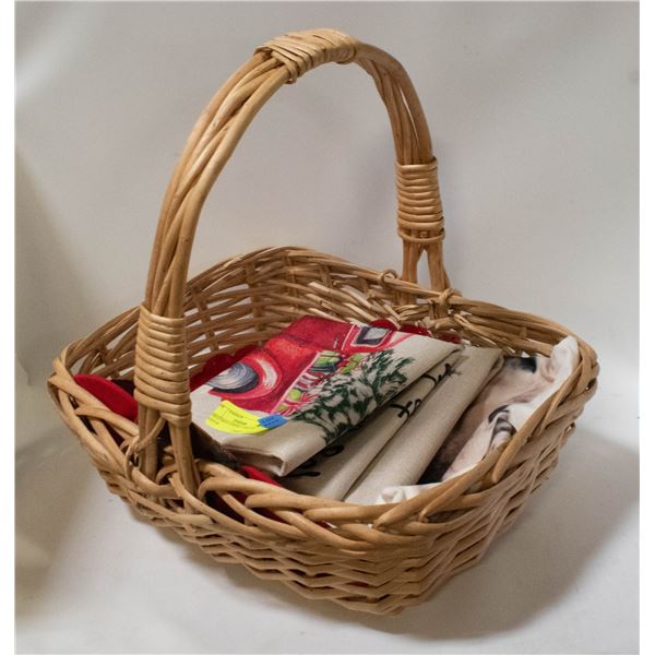 CHRISTMAN LINENS - 4 PILLOW CASES &