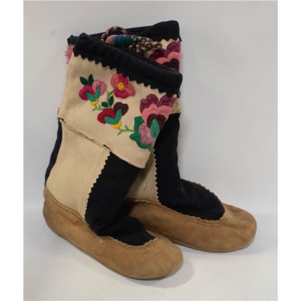 FELT MUKLUKS WITH FLOWER DESIGN