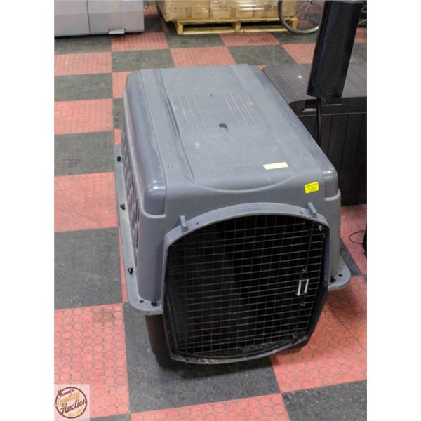 LARGE PET KENNEL/CARRIER H-29" W-26" L-40"