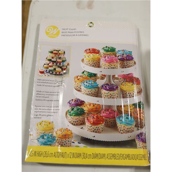 LOT DE 3 PRÉSENTOIRS À GÂTERIES EN CARTON WILTON 11"x12"