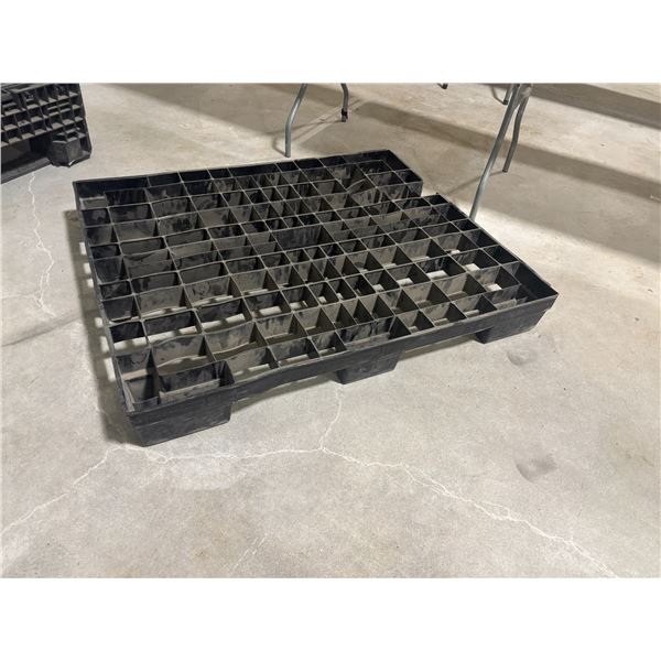 PALETTE EN PLASTIQUE 47"x39"