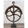 Image 2 : Antique Cast Iron Well Pulley