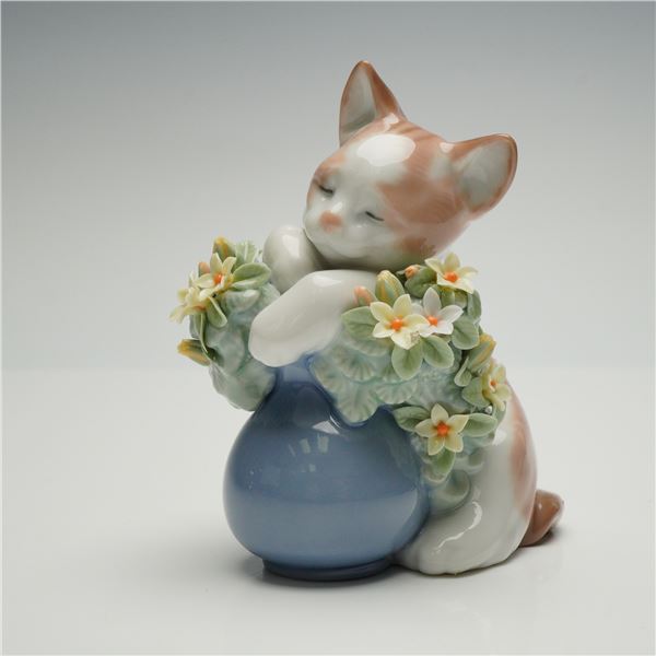 Lladro Porcelain Figurine, Dreamy Kitten 1006567
