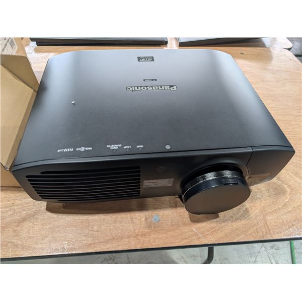 PROJECTEUR 3D PANASONIC PT-AE8000U AVEC LAMPE DE REMPLACEMENT